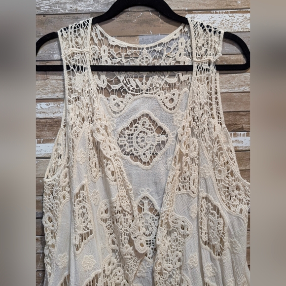 Ivory Lace Sharbite Hem Crochet Vest - Picture 6 of 13